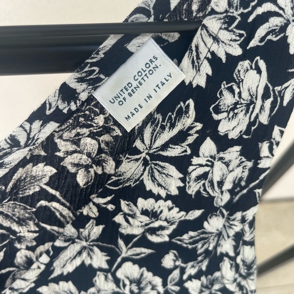 White and navyUnited colors of Benetton dress. Sleeveless fitted flair - Picture 3 of 4